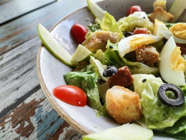 Découvrez nos recettes de salades de fenouil croquantes et légères, sans vinaigrette huileuse !